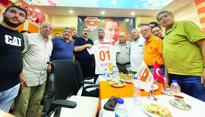 Adanaspor Kulübü Başkanı Asil Bostancı taraftarlarla bir araya gelip sohbet etti